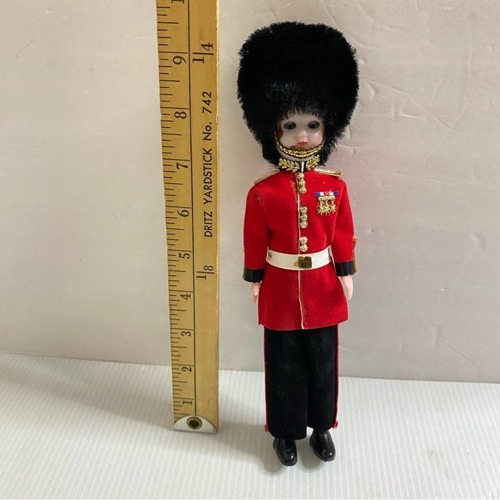 Doll In British Guard Uniform obraz 1