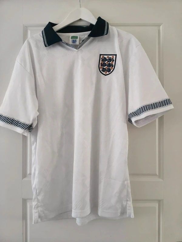 White Short Sleeve Sports Jersey With Collar And Emblem obraz 1