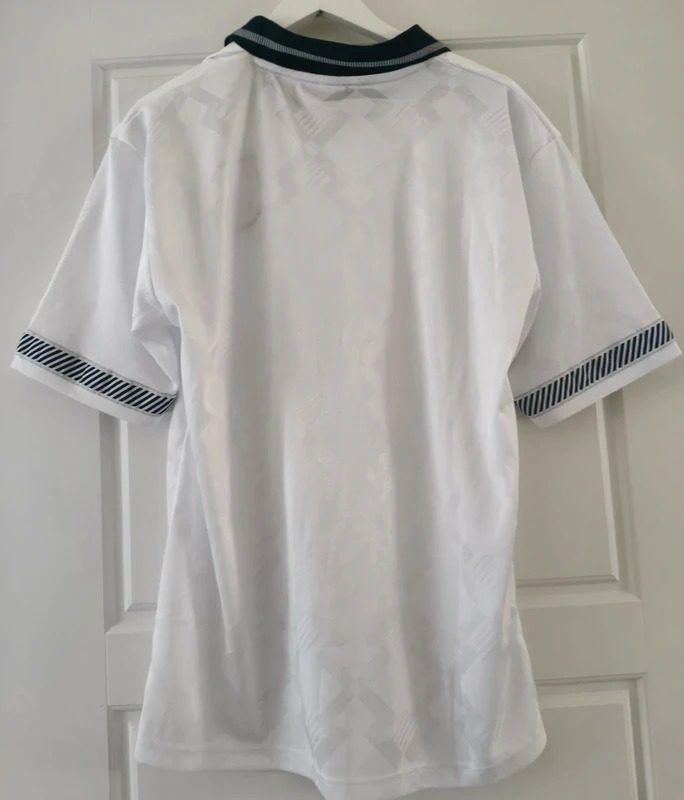 White Short Sleeve Sports Jersey With Collar And Emblem obraz 2