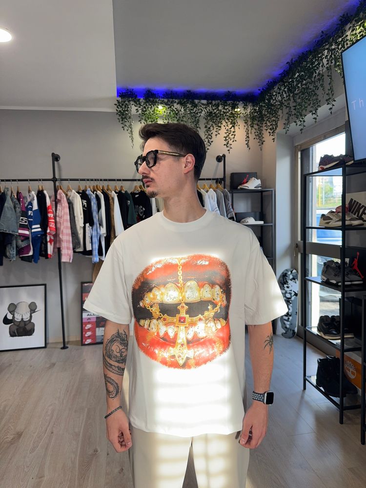 White T-Shirt With Graphic Lips Design