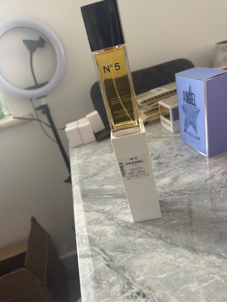 Immagine di Chanel No 5 Perfume 1