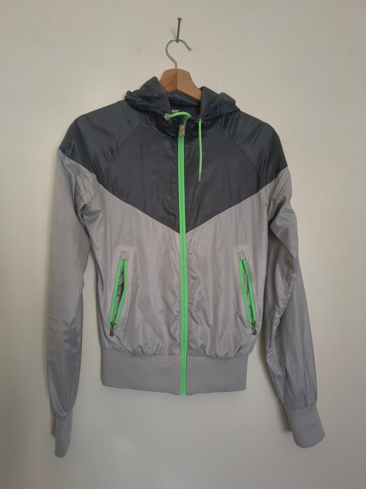 woman Nike The Windrunner Jacket XS image 6