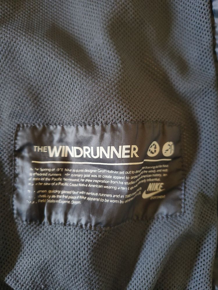 woman Nike The Windrunner Jacket XS image 3