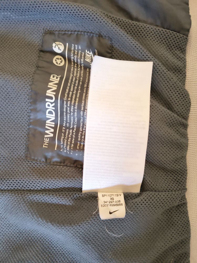 woman Nike The Windrunner Jacket XS image 4