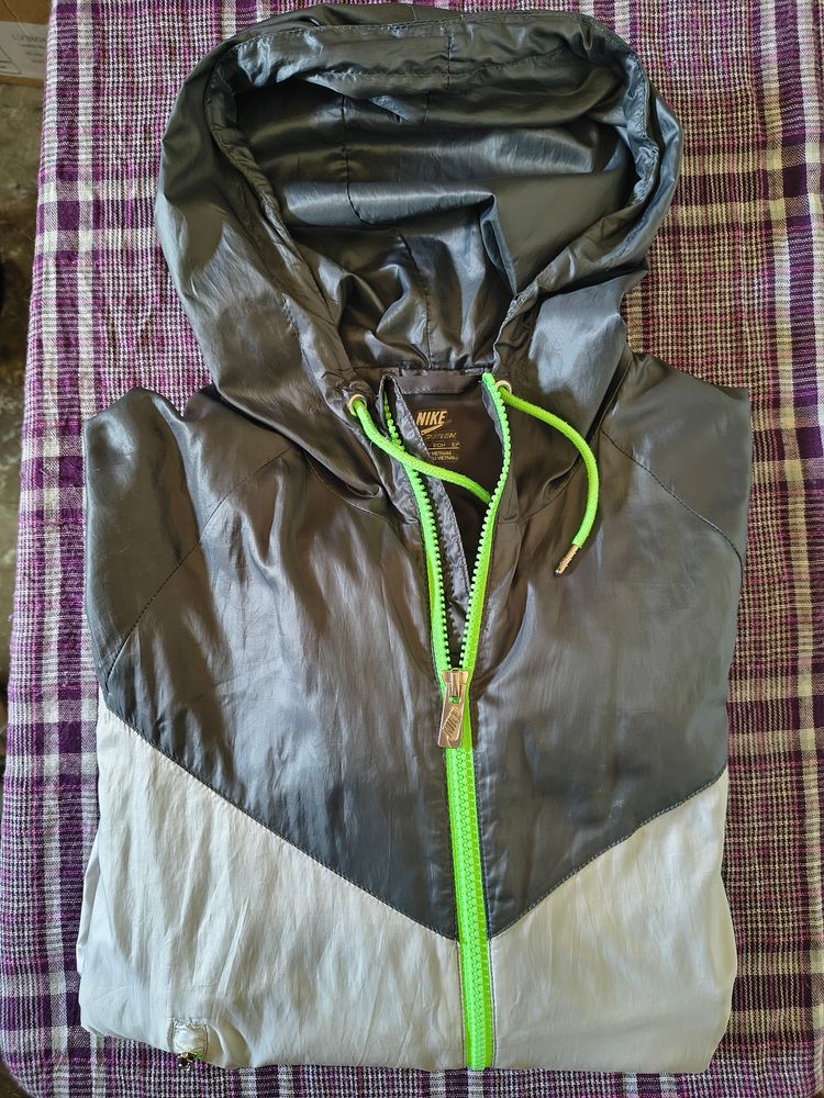 woman Nike The Windrunner Jacket XS image 2