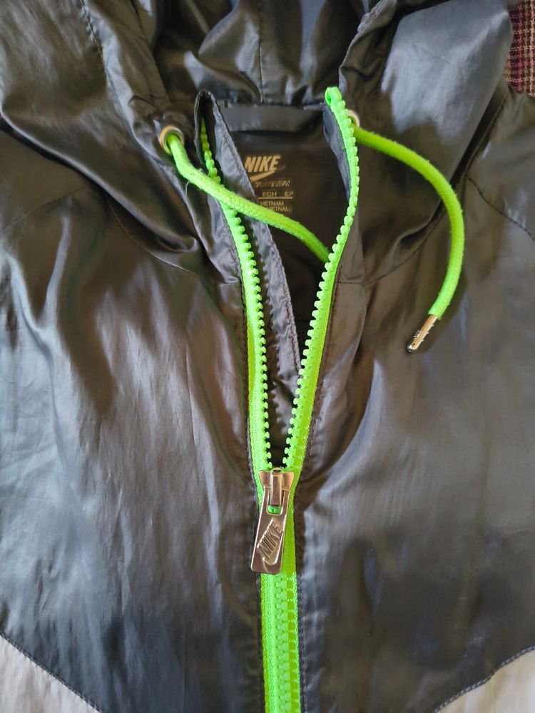 woman Nike The Windrunner Jacket XS image 5