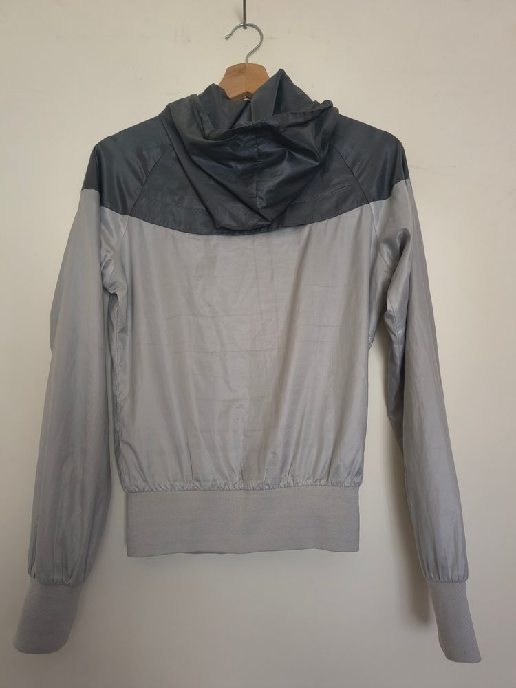 woman Nike The Windrunner Jacket XS image 7