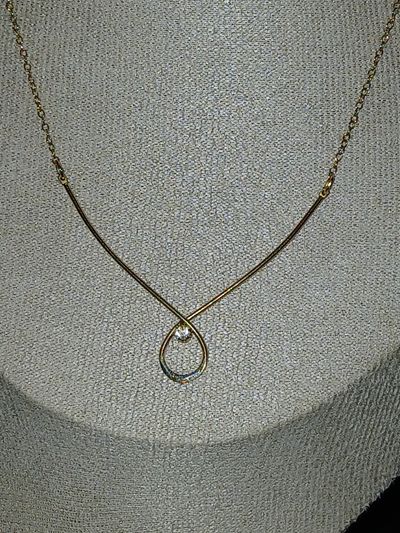Signed Avon Elegant V-Shape Loop Solitaire Pendant Necklace 9