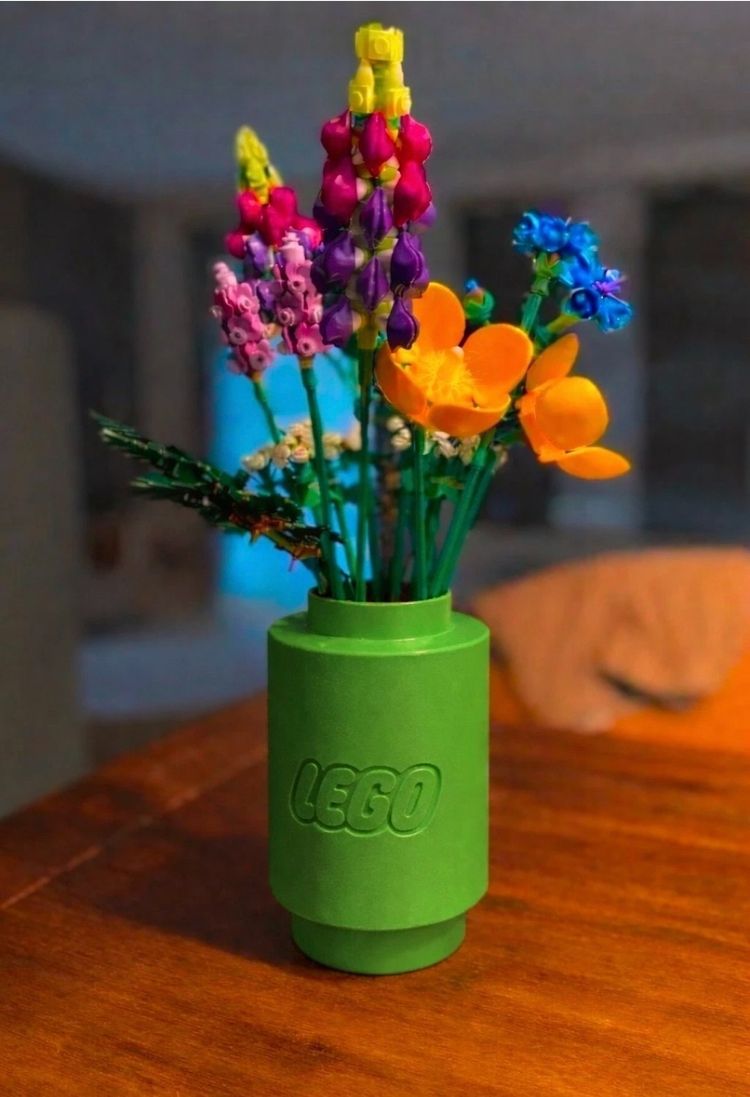 Green vase for lego flowers