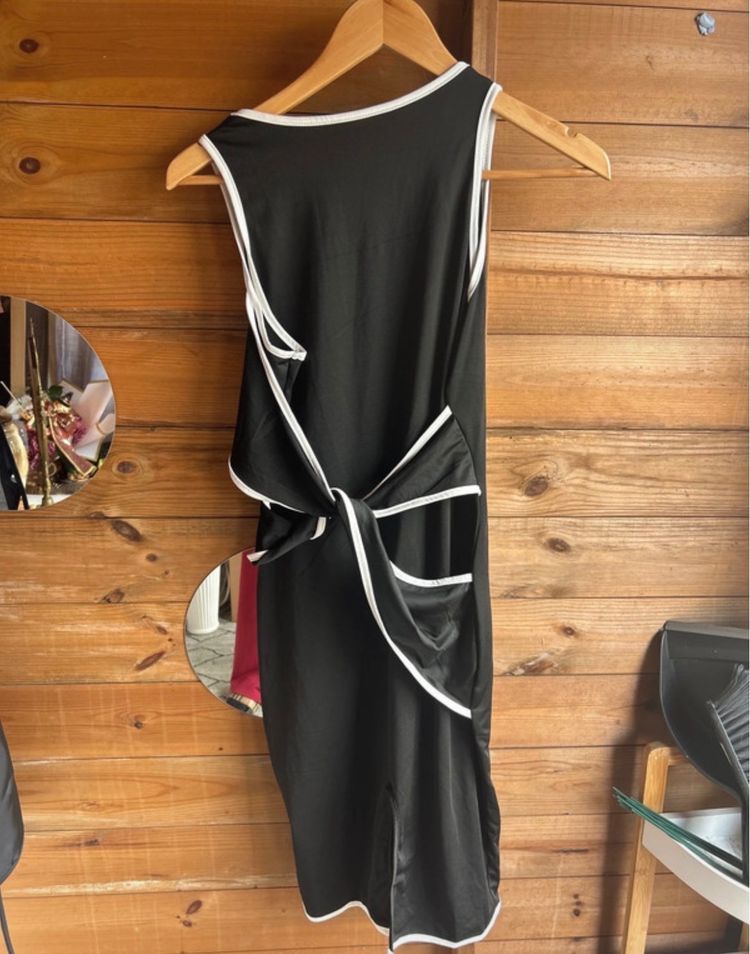 Black Sleeveless Dress With White Trim imagen 1