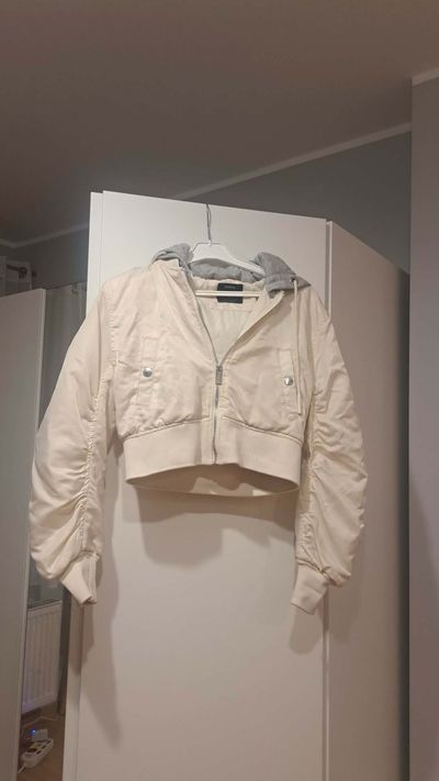 Cropped Zip-Up Jacket With Hood Bershka