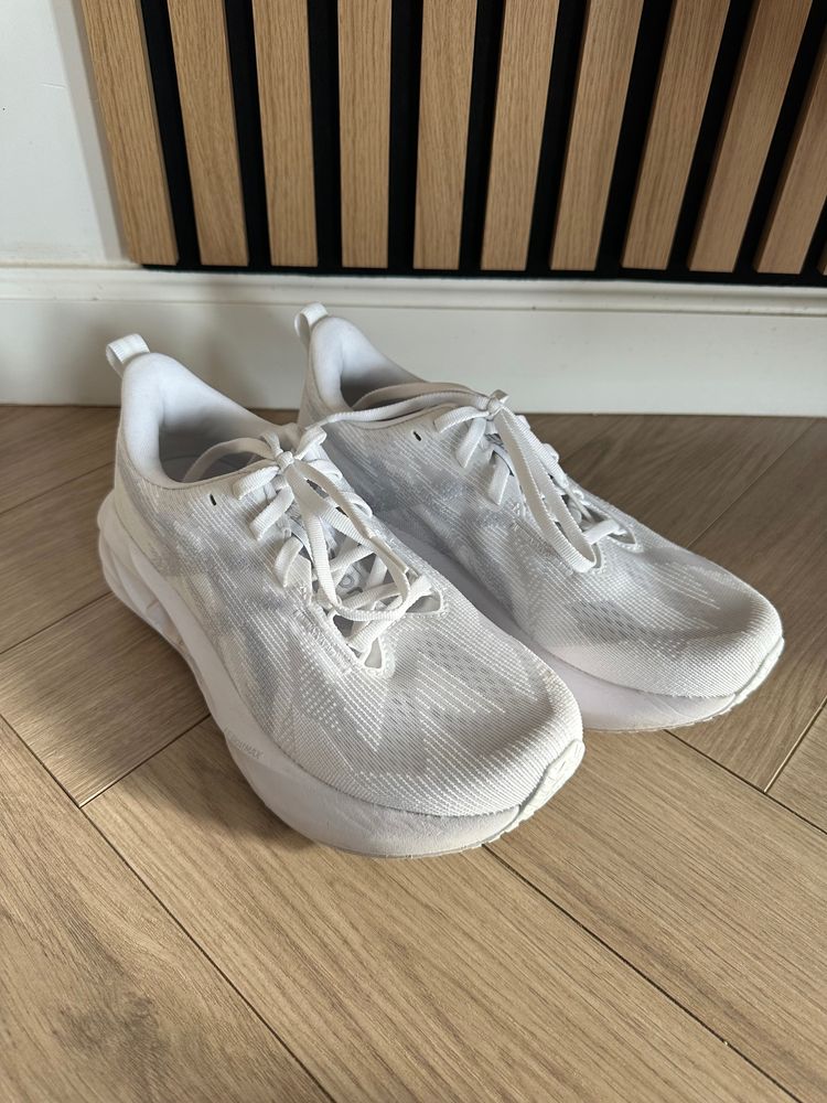Asics Novablast 5 4