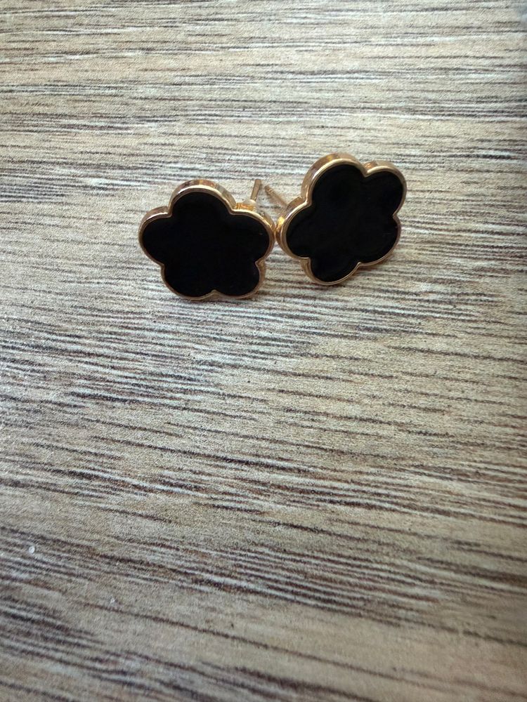 Black Flower-Shaped Stud Earrings