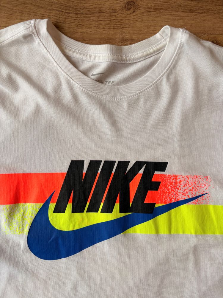 Immagine di Nike White Graphic T-Shirt 2