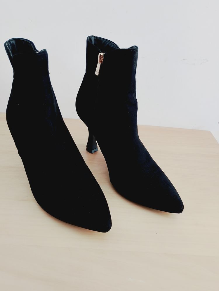 Black Ankle Boots image 3