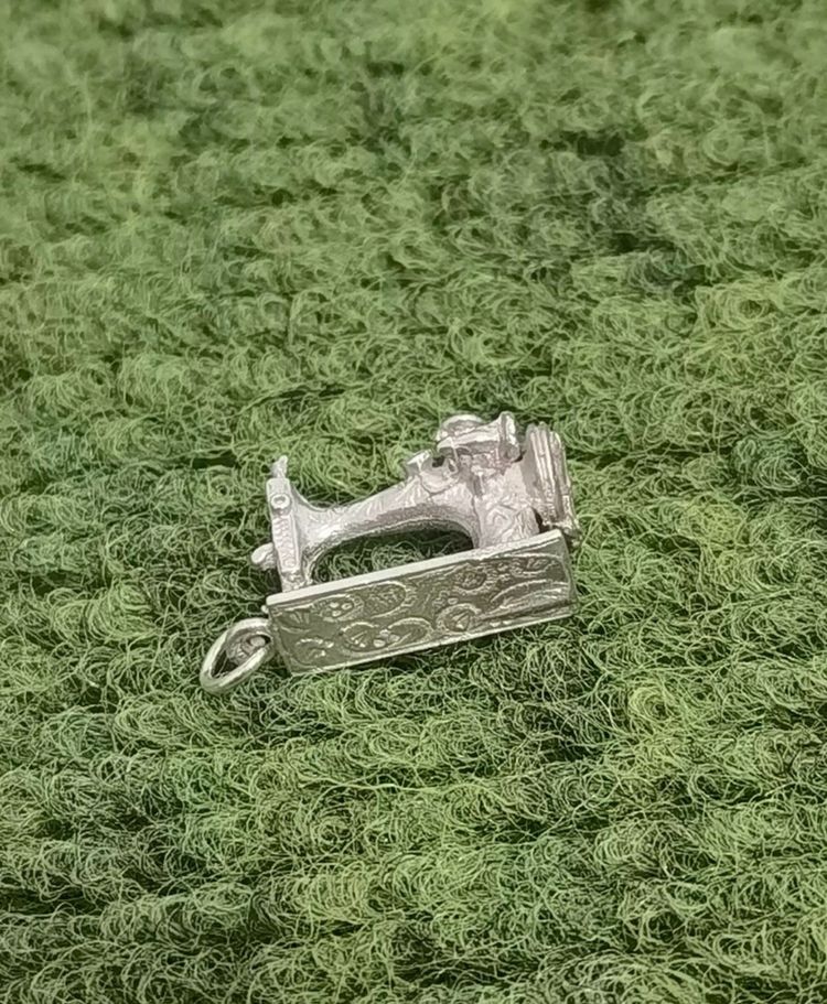 Silver Sewing Machine Charm And Iron Charm imagen 3