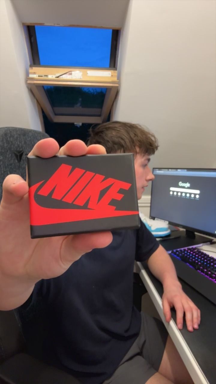 Random RARE Jordan 1/4 / DUNK Keychain With Box & Bag! 