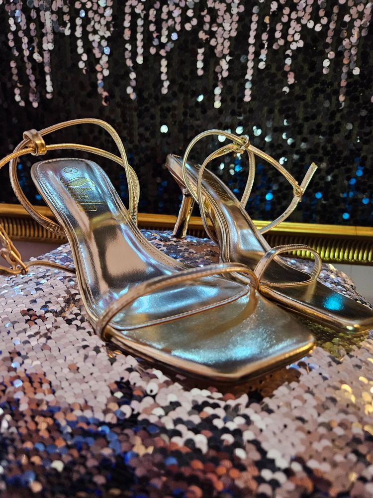 Immagine di Gold Strappy High-Heeled Sandals 3
