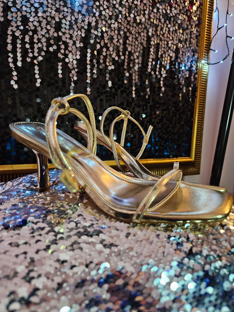 Immagine di Gold Strappy High-Heeled Sandals 2
