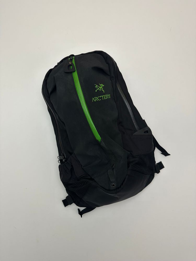 Chamonyx Arc’teryx Arro 22 Backpack Black / Khasi Green product image