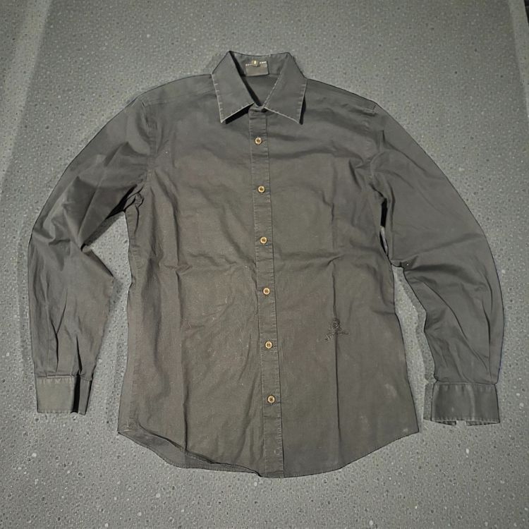 grey long sleeve button-up shirt
