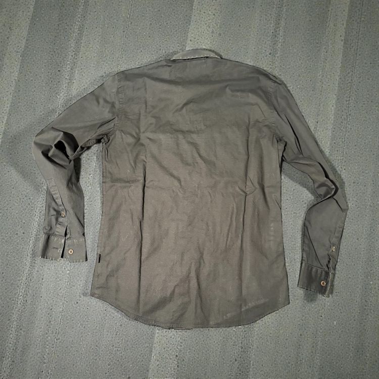 grey long sleeve button-up shirt imagen 2
