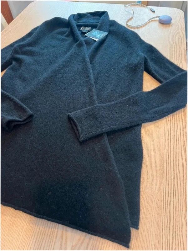 Immagine di 100% Cashmere C by Bloomingdale Wrap style Cardigan ($198) 9