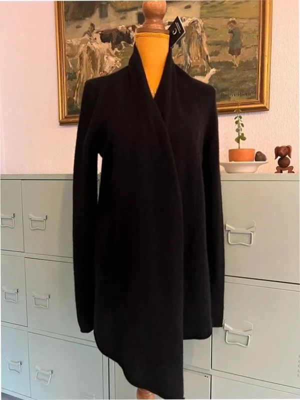 Immagine di 100% Cashmere C by Bloomingdale Wrap style Cardigan ($198) 3