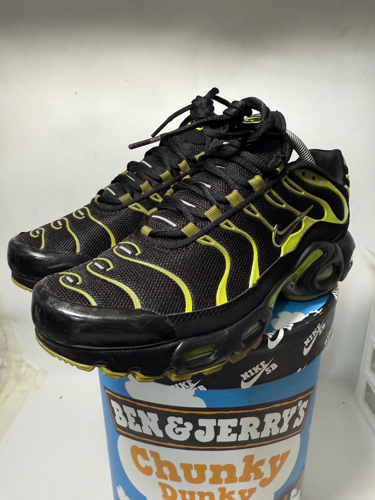Nike Black And Yellow Sneakers clean 