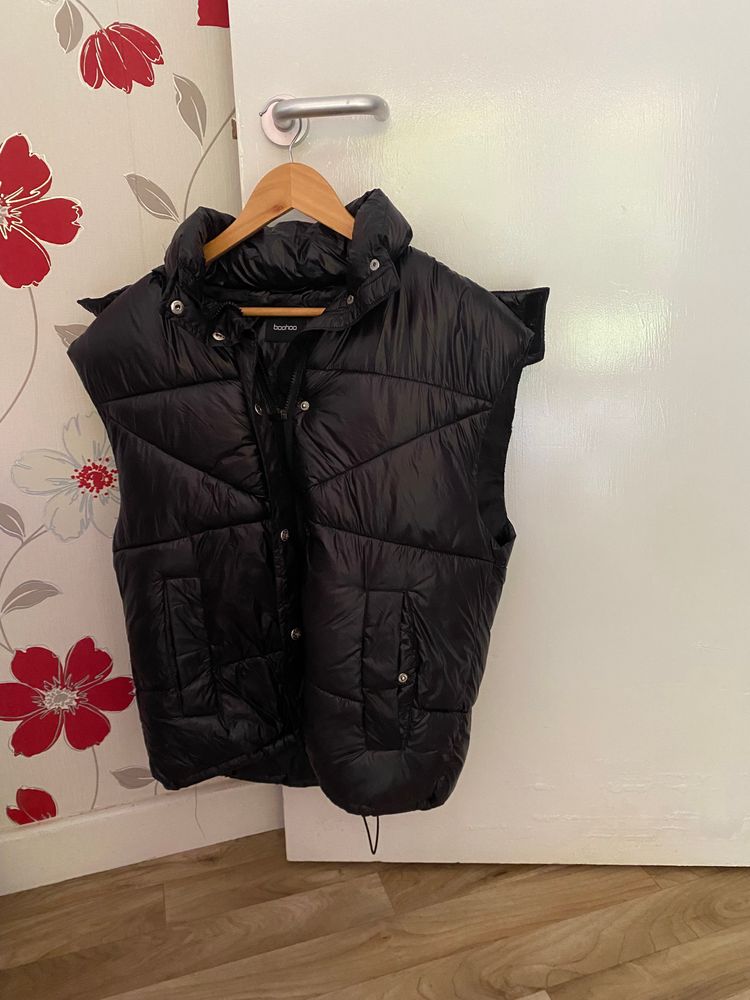 Boohoo size 8 black puffer gilet 