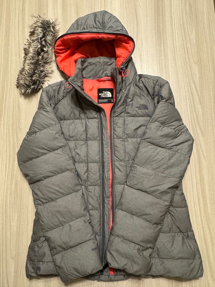 The North Face Women'S Hooded Puffer Jacket image 1
