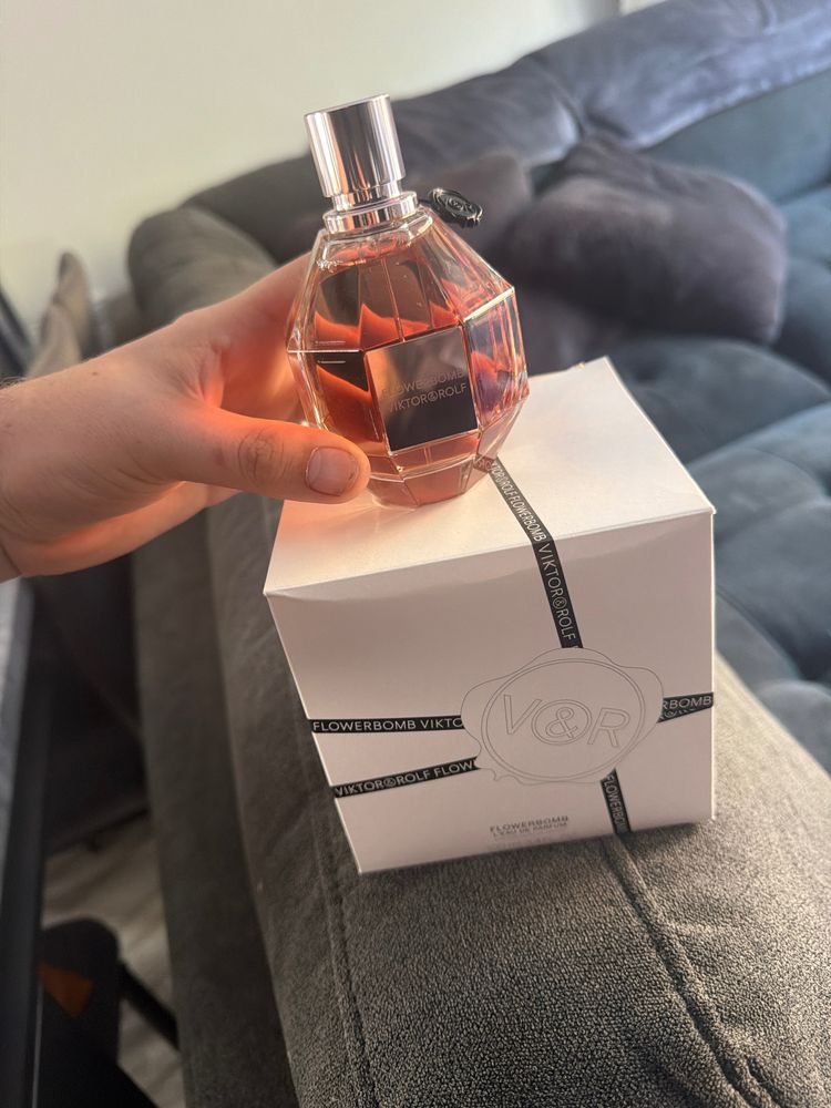 Immagine di Viktor & Rolf Flowerbomb Eau De Parfum 1