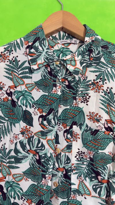 Camisa con estampado tropical de Lefties