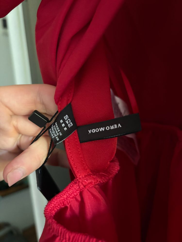 Czerwona sukienka z kokardą z tyłu  8