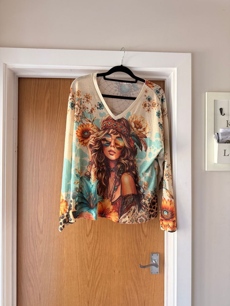 Long Sleeve V-Neck Top With Boho Graphic Print image 9