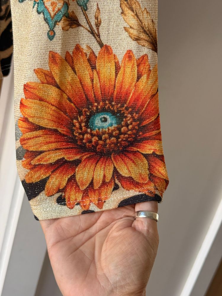 Long Sleeve V-Neck Top With Boho Graphic Print image 5