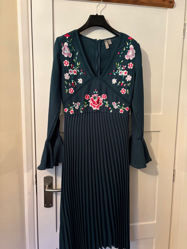 Dark Green Long Sleeve Dress With Floral Embroidery
