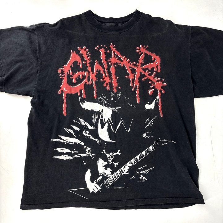 Black Graphic T-Shirt With Red And White Print obraz 1