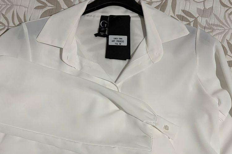 White Button-Up Blouse Made in Italy. imagen 5