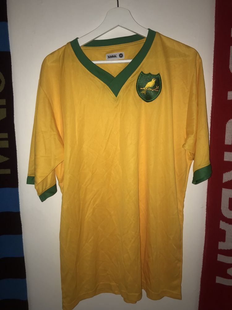 A Blonde and Her Bag Norwich Xara retro shirt  imagen del producto