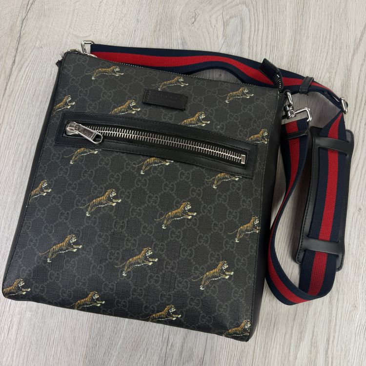Gucci Men’s Large GG Supreme Tigers Messenger Bag obraz 2