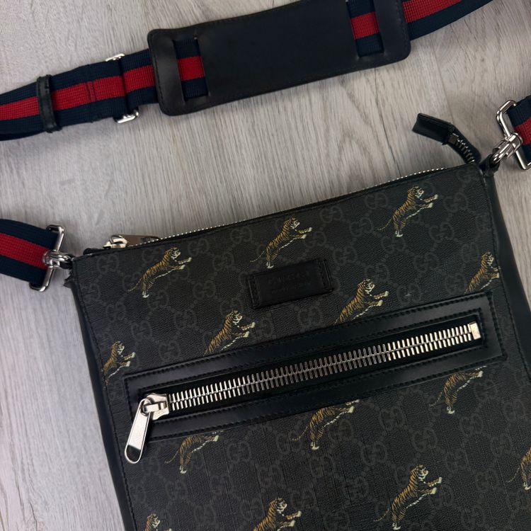 Gucci Men’s Large GG Supreme Tigers Messenger Bag obraz 3