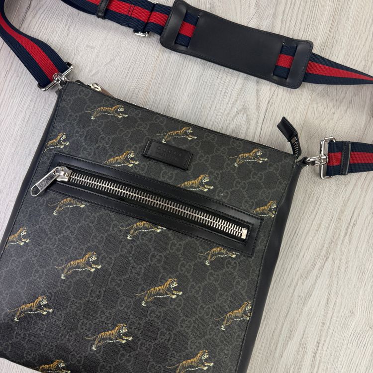 Gucci Men’s Large GG Supreme Tigers Messenger Bag obraz 5