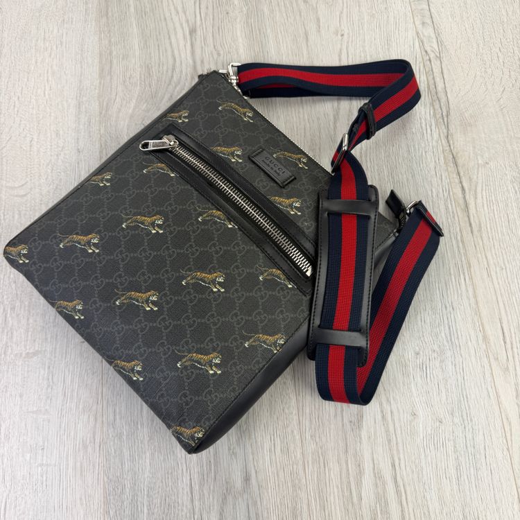 Gucci Men’s Large GG Supreme Tigers Messenger Bag obraz 8