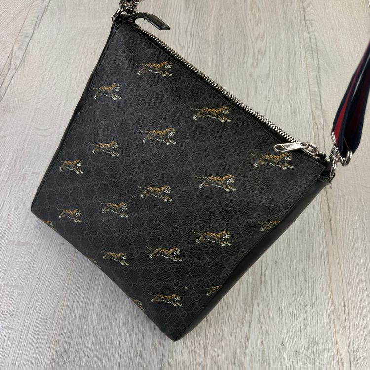 Gucci Men’s Large GG Supreme Tigers Messenger Bag obraz 4
