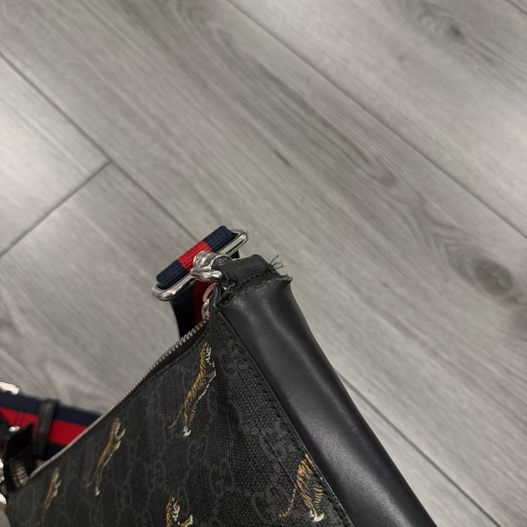 Gucci Men’s Large GG Supreme Tigers Messenger Bag obraz 6