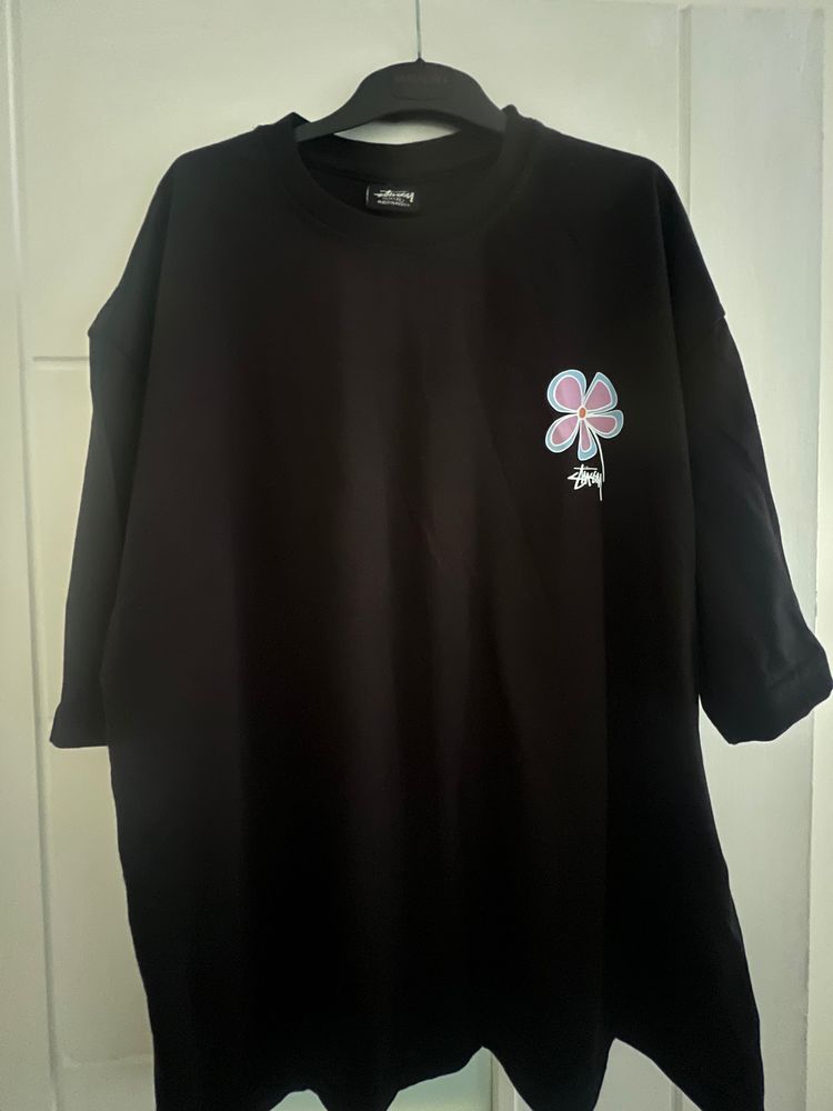 Immagine di Stussy Black T-Shirt With Flower Graphic 2