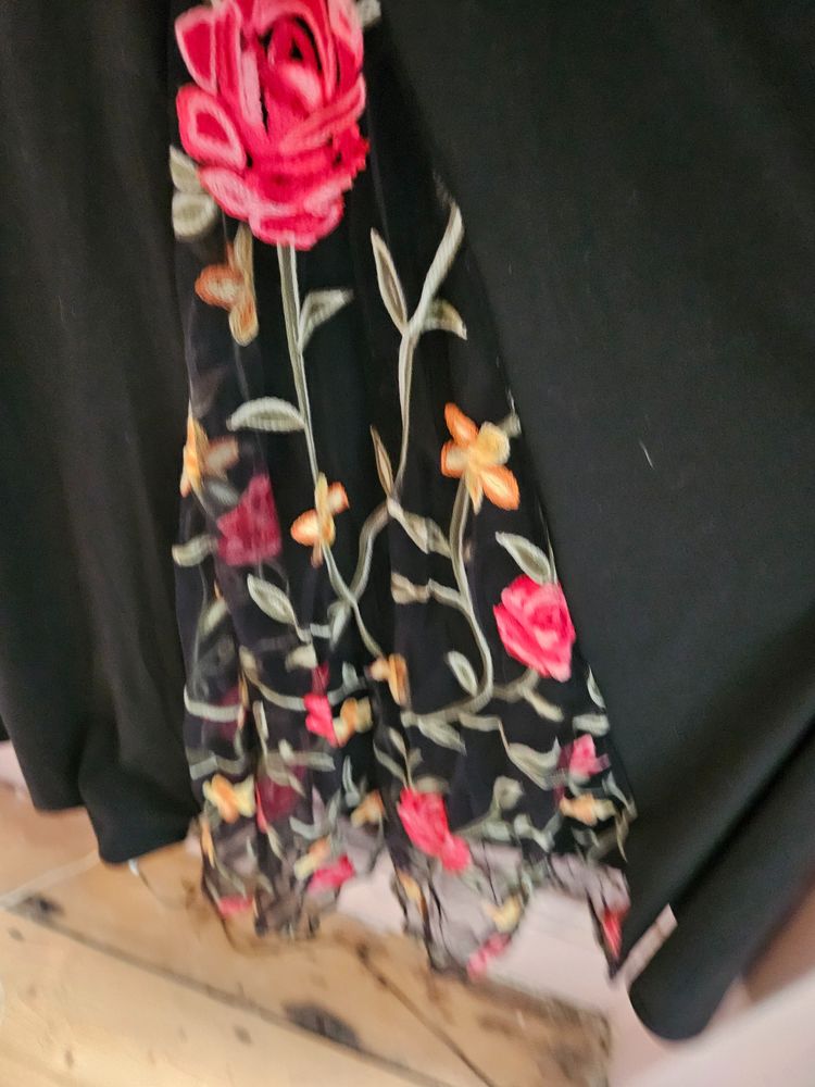 Black Dress With Floral Embroidered Mesh Sleeves obraz 4