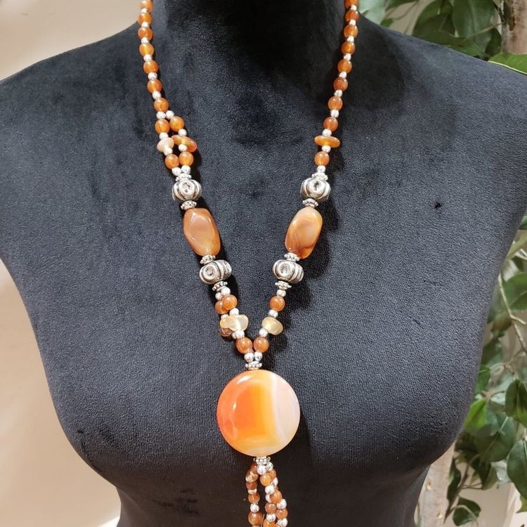 Beaded Necklace With Orange And Silver Beads obraz 3