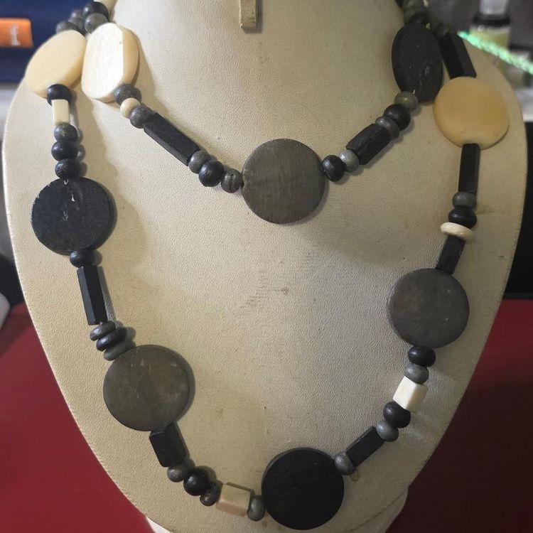Immagine di Black And Beige Horn Beaded Necklace 4